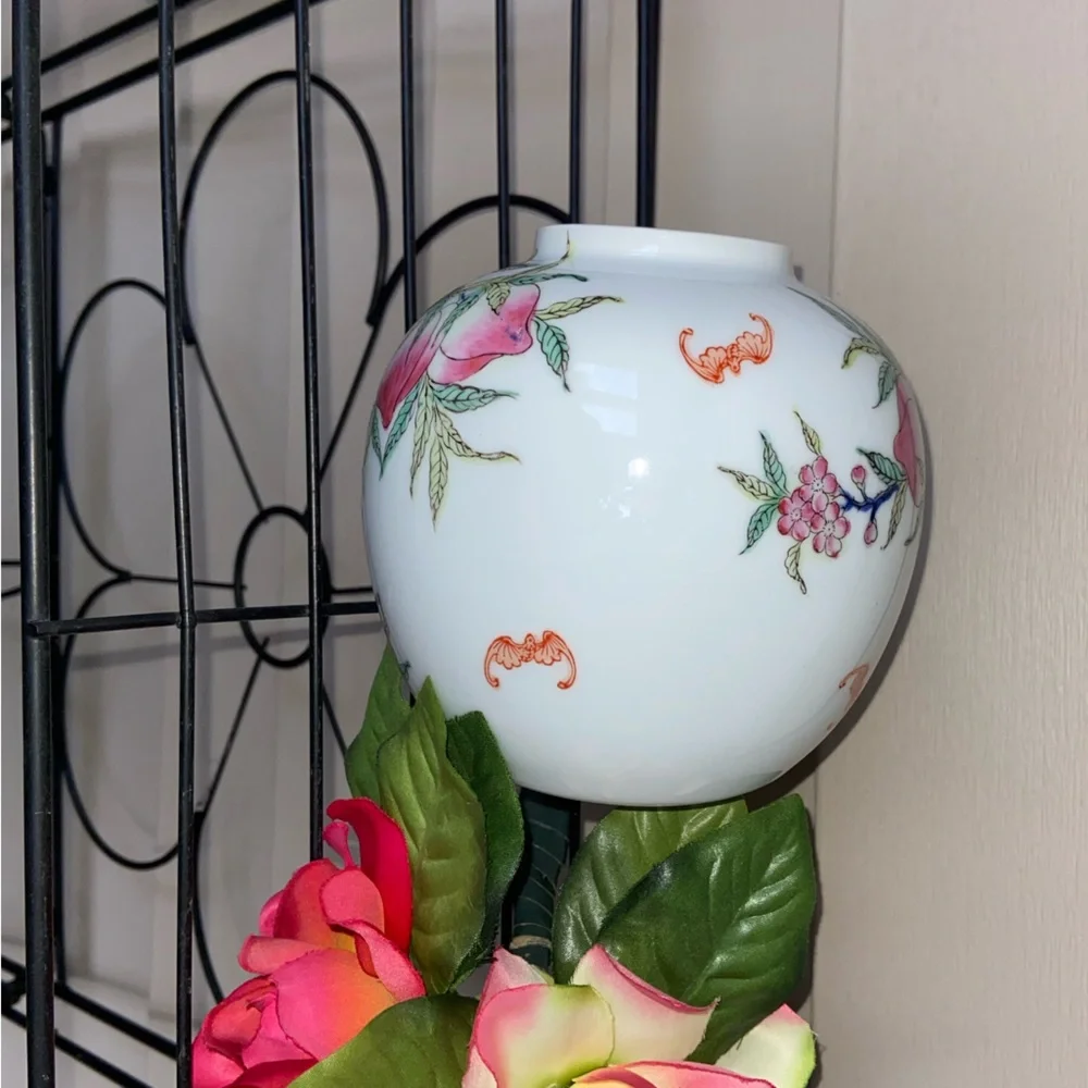 Famille Rose Maker Marked Sweet, Perfect Little Ceramic Vase w/Plants 🌺 🦇 & 🍑
